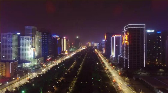 沿線現(xiàn)代化的高樓大廈在夜間沒(méi)有形成城市天際線